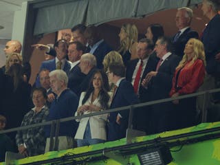 Regering hoogwaardigheidsbekleders waaronder Kristi NOEM, Marjorie Taylor Greene en Tommy Tuberville wonen Super Bowl LIX bij